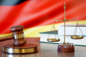 Richterhammer und Waage vor Deutschland-Flagge als Symbol für den BGH