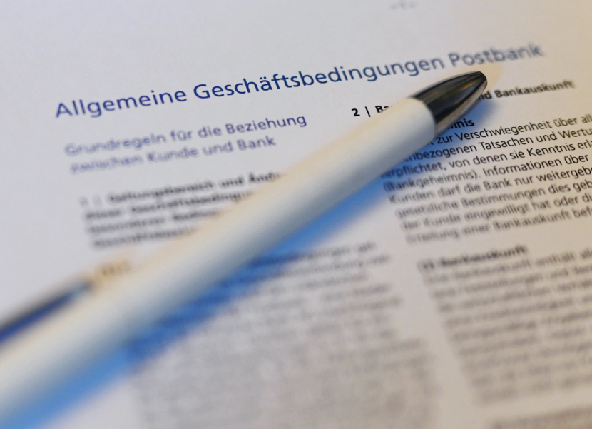 Ein Stift liegt auf einem Blatt mit Allgemeinen Geschäftsbedingungen