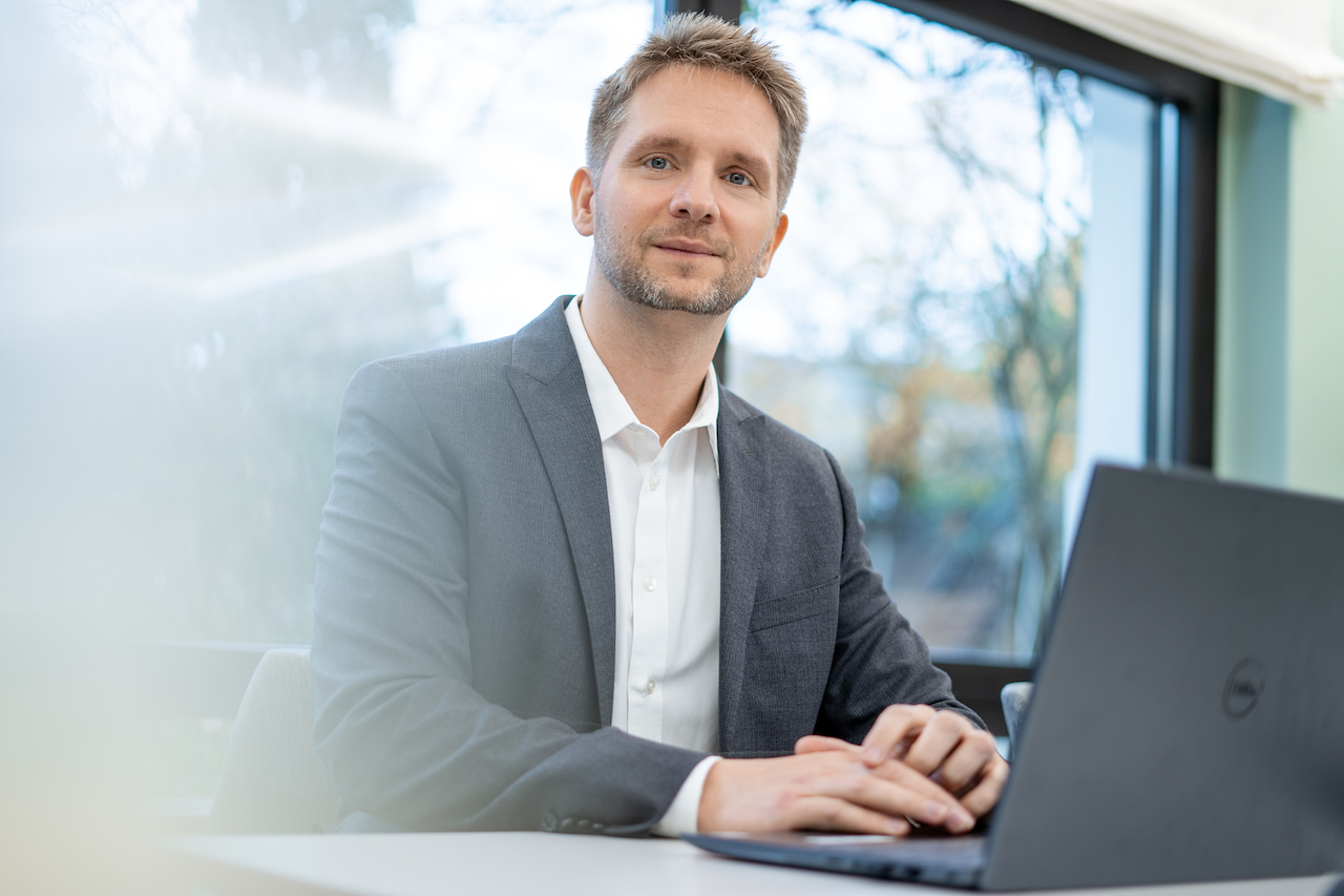 TSO Vertriebsleiter Christian Kunz mit Laptop