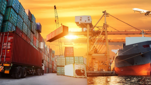 Containerhafen mit Kran im Sonnenaufgang