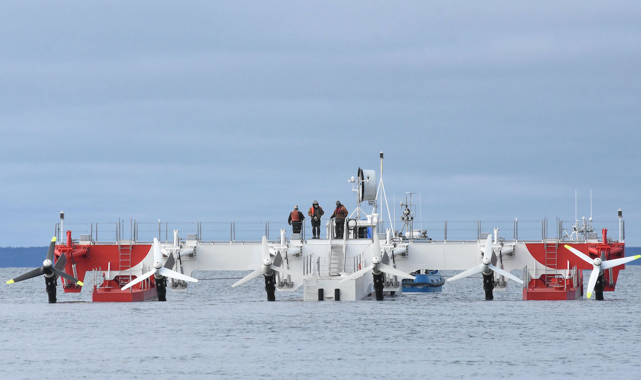 Die Gezeitenkraft-Plattform von Reconcept mit sechs Propellern schwimmt auf dem Wasser