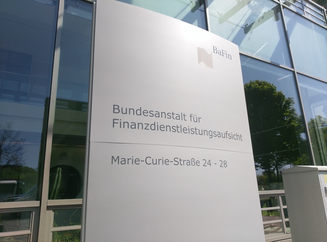 Schild vor dem Gebäude der BaFin