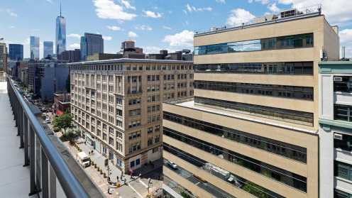 Blick über einen Teil von New York City mit dem Objekt von Jamestown im Vordergrund