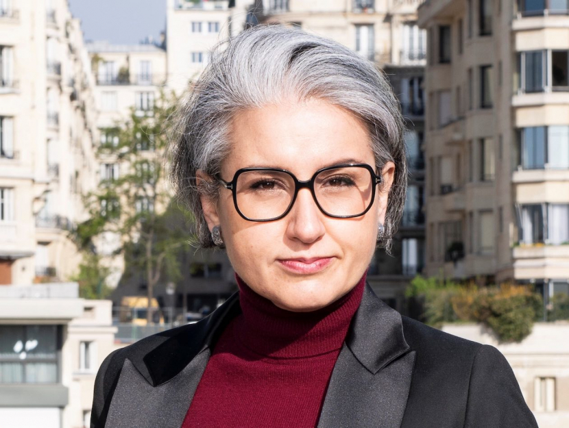 Die neue Patrizia Managerin vor einem Häusermeer