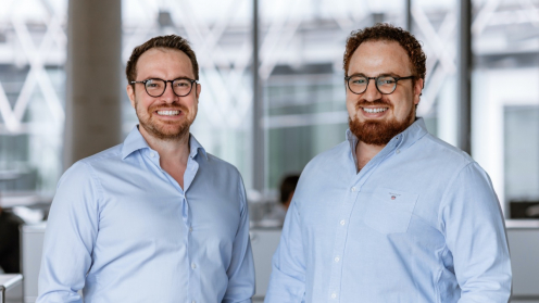 Die beiden Crowddesk Gründer lachen in die Kamera