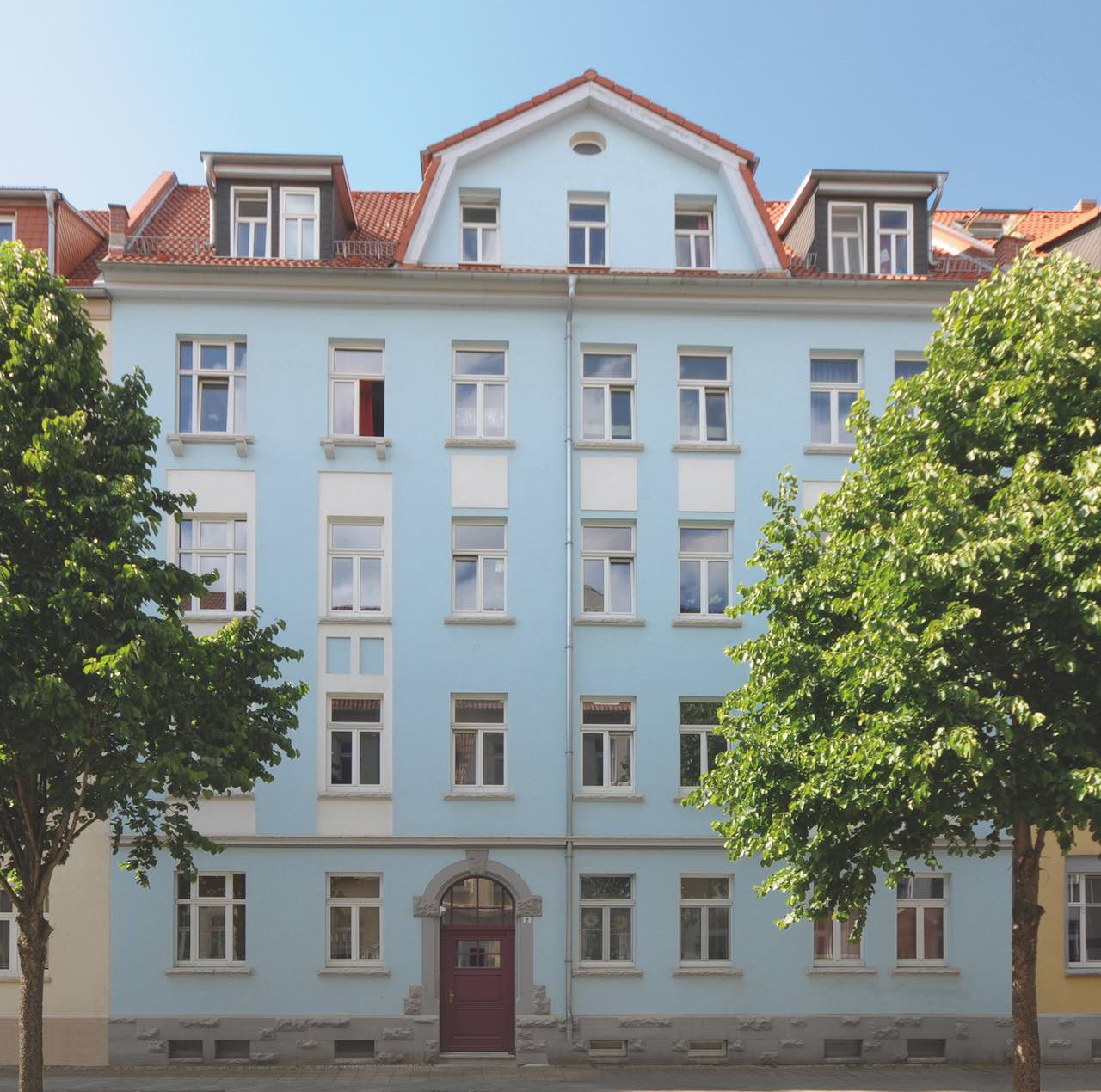 Hellblaues Mehrfamilienhaus in Erfurt aus einem vorherigen Primus Valor Fonds