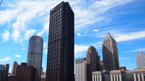 Das schwarze Hochhaus, in das Jamestown investiert hatte, steht als Solitär neben anderen Hochhäusern.