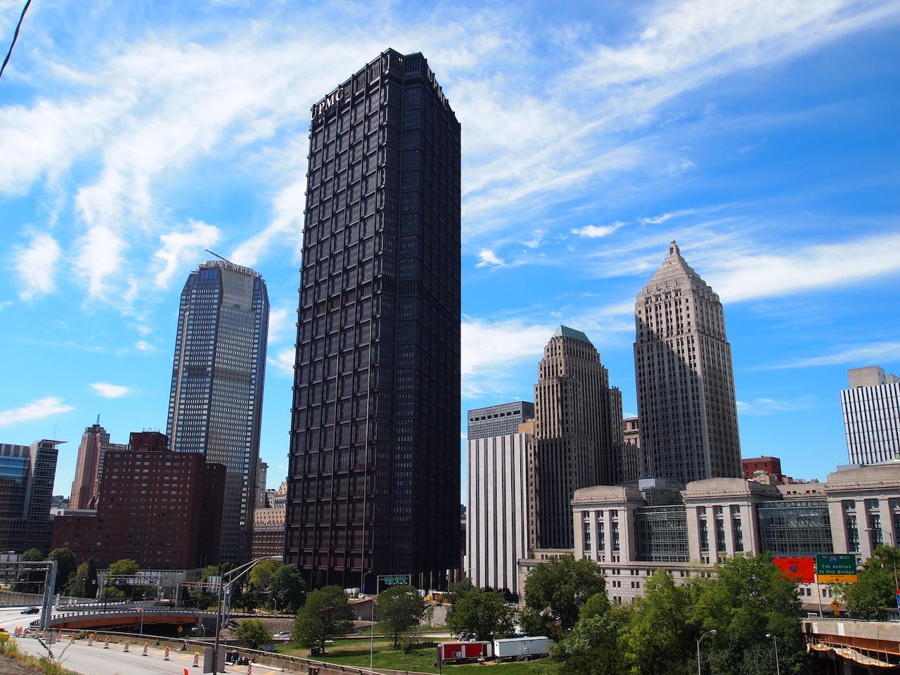 Das schwarze Hochhaus, in das Jamestown investiert hatte, steht als Solitär neben anderen Hochhäusern.