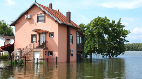 Über die Ufer getretener Fluss flutet Haus.