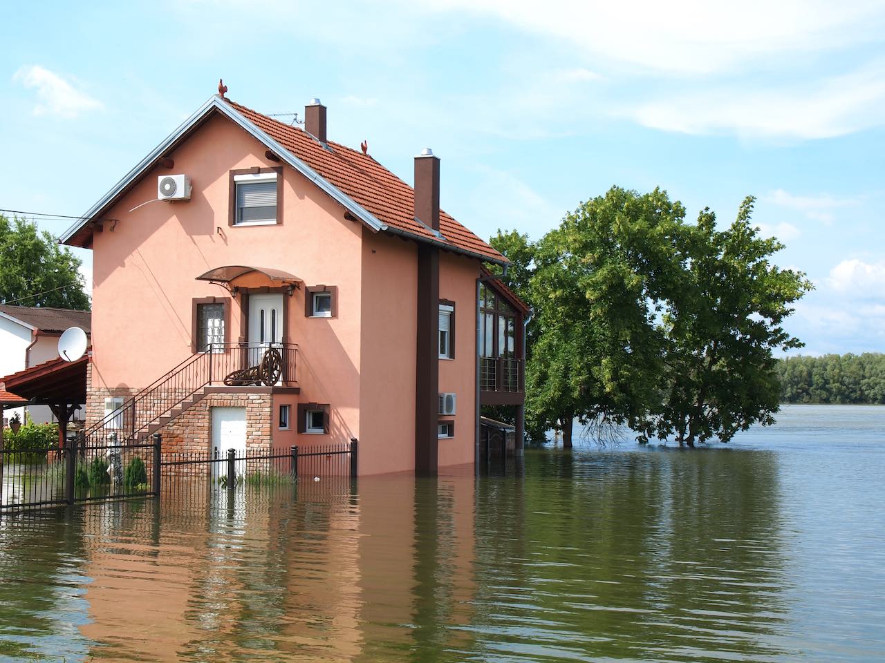 Über die Ufer getretener Fluss flutet Haus.