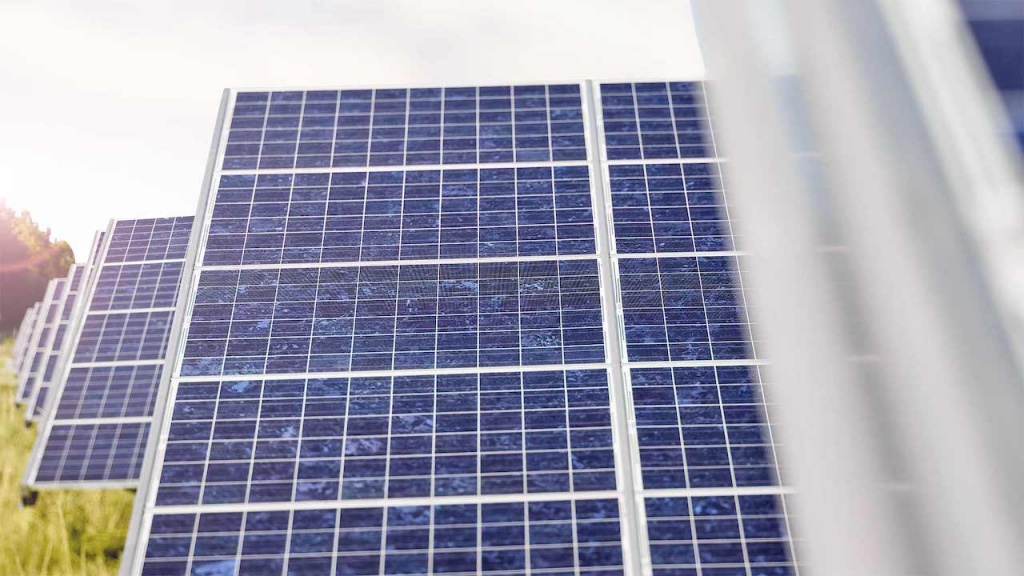 Hep Solaranlagen, die in mehreren Reihen hintereinander stehen