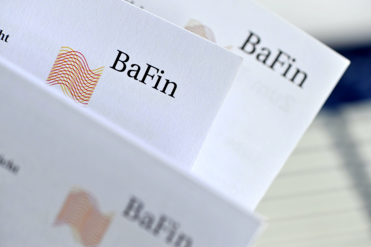 Logo der BaFin auf mehreren Briefbögen