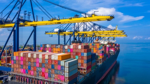 Schiff mit Containern und Ladebrücken