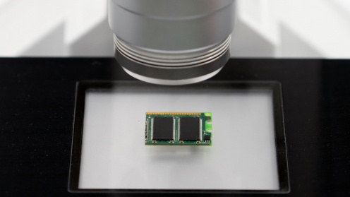 Symbold für die Investition von Fidura bei Senorics: Ein elektronischer Sensor ist auf eine Platine gerichtet.