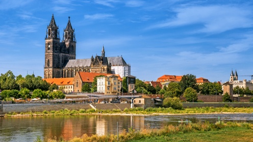 Blick über die Erde auf den Magdeburger Dom