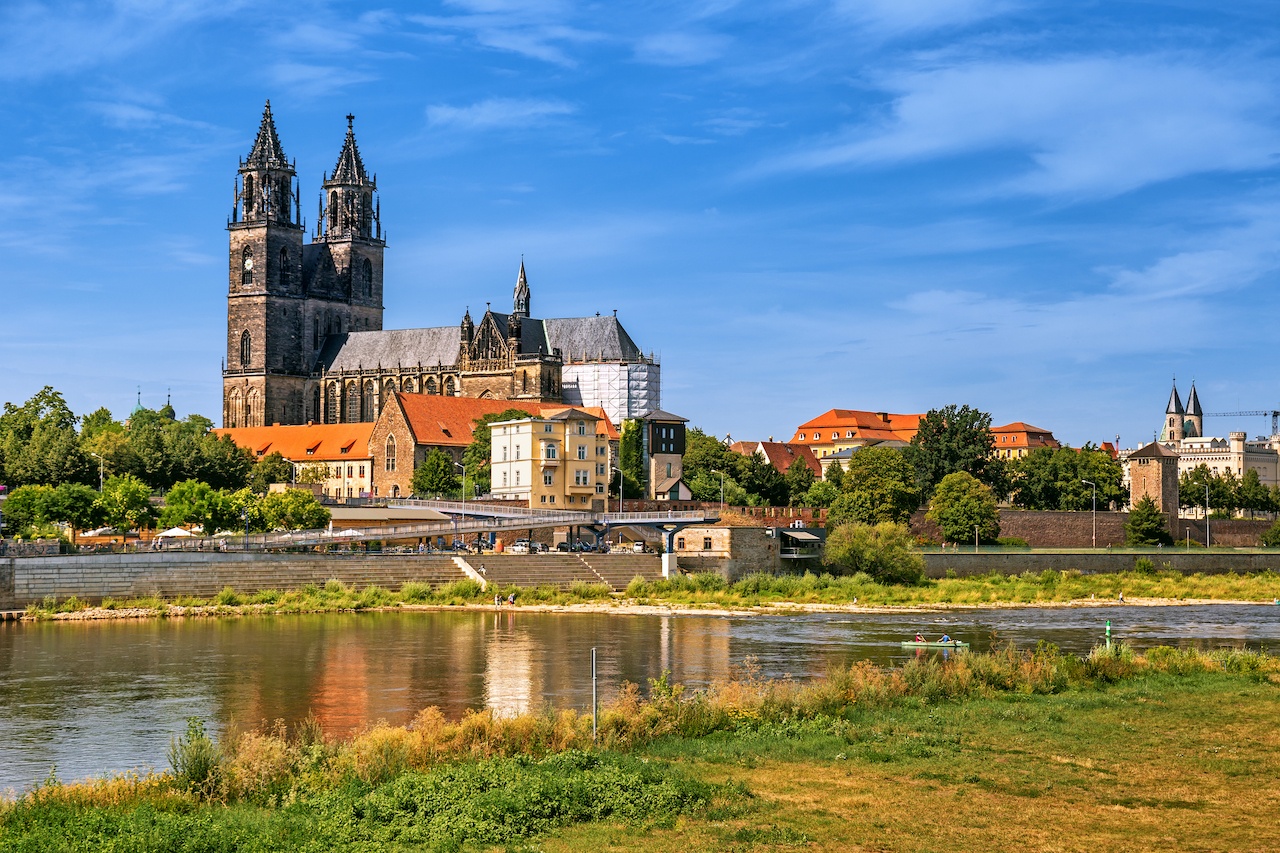 Blick über die Erde auf den Magdeburger Dom