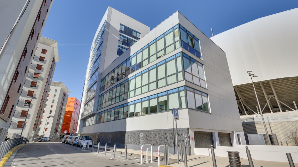 Das Gebäude von Real I.S. in Marseille hat eine helle Fassade und viele Fenster.