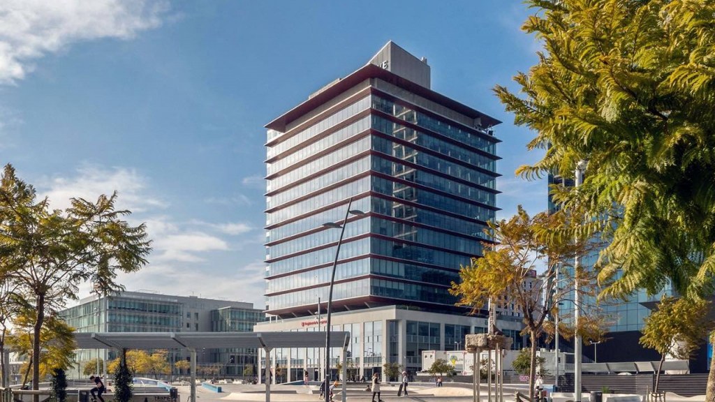 Modernes Bürohochhaus von KGAL