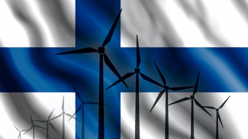 Windräder vor der Flagge Finnlands, wo Commerz Real investiert