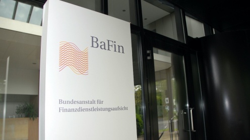 Schild mit BaFin Logo vor dem Eingang der Behörde