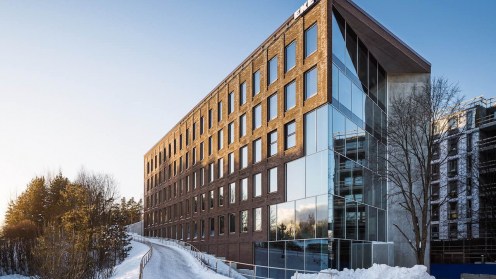 Rötlich-braunes Bürohaus von. Quadoro mit viel Glas, noch im Schnee