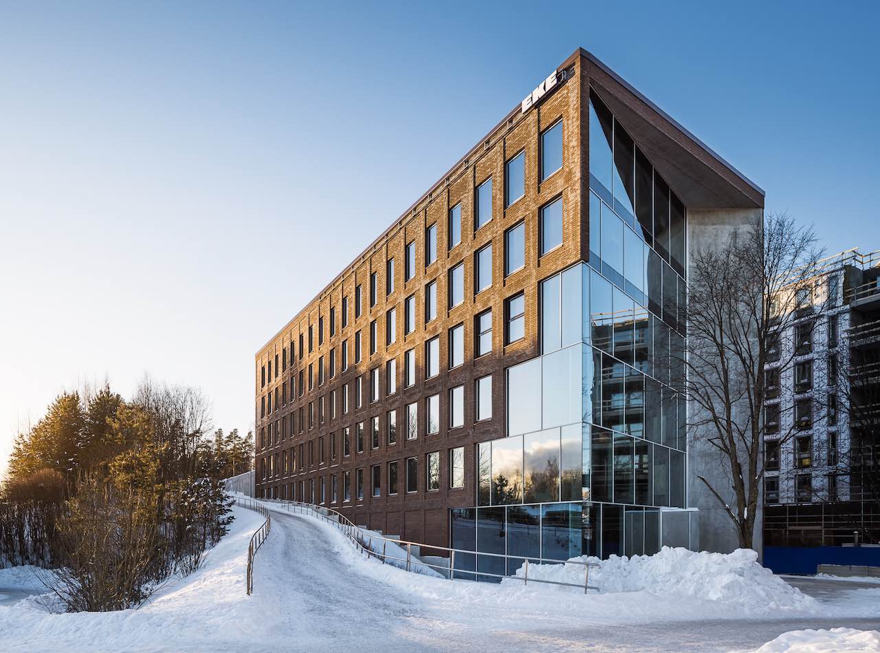 Rötlich-braunes Bürohaus von. Quadoro mit viel Glas, noch im Schnee