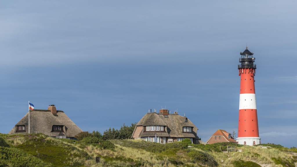 Leuchtturm mit reetgedeckten Häusern, Hörnum, Sylt, Nordfriesland, Schleswig-Holstein, Deutschland, Europa