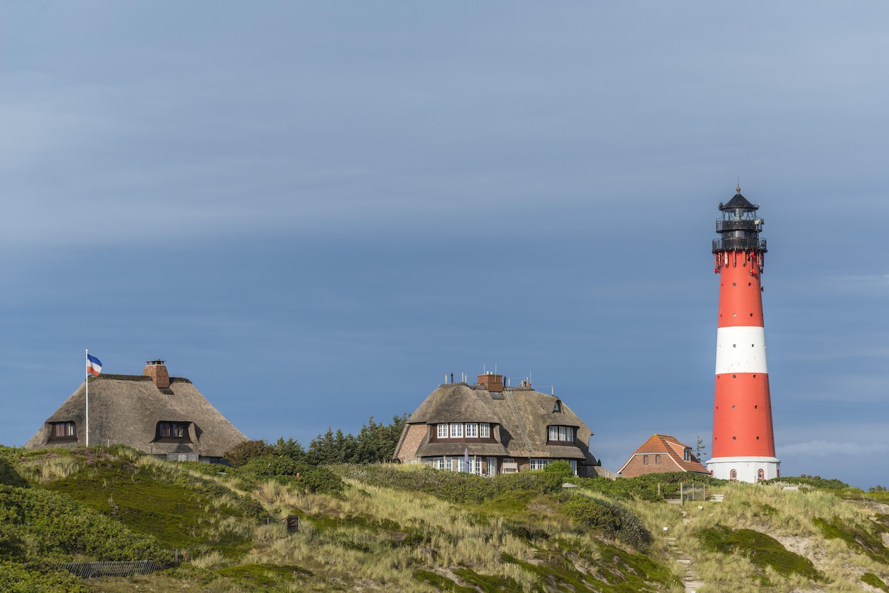 Leuchtturm mit reetgedeckten Häusern, Hörnum, Sylt, Nordfriesland, Schleswig-Holstein, Deutschland, Europa