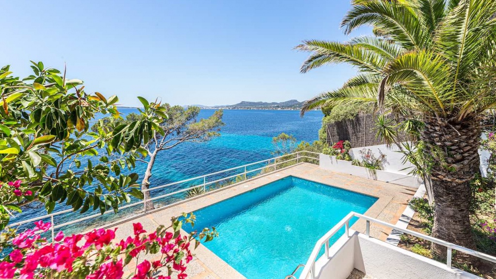 Pool mit Blick über das Meer von Engel & Völkers Objekt