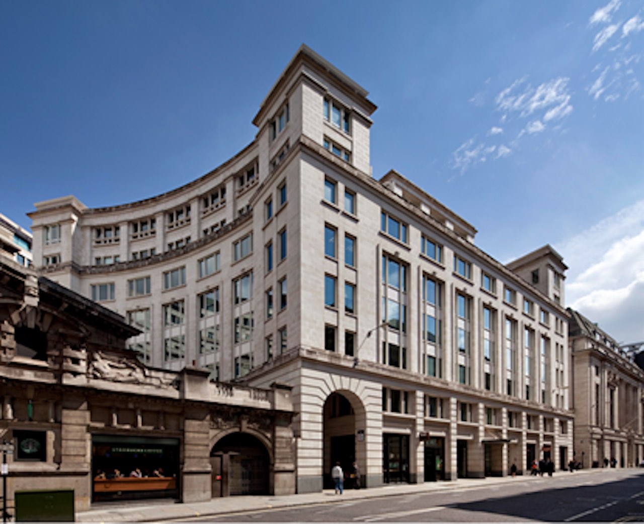 Das von DWS verlaufte Haus in London mit blauem Himmel