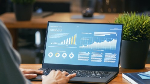 Blick auf einen Laptop mit Kalkulationen als Symbol für Fondsdepotbank