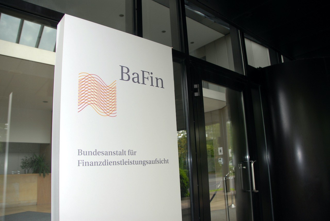 Schild mit BaFin Logo vor dem Eingang