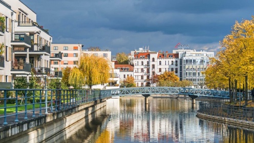 Mehrfamilienhäuser an einem Kanal als Symbolbild für die Deloitte Studie