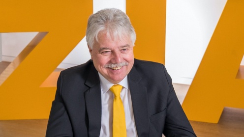 ZIA-Präsident Andreas Mattner vor den Buchstaben des Verbands