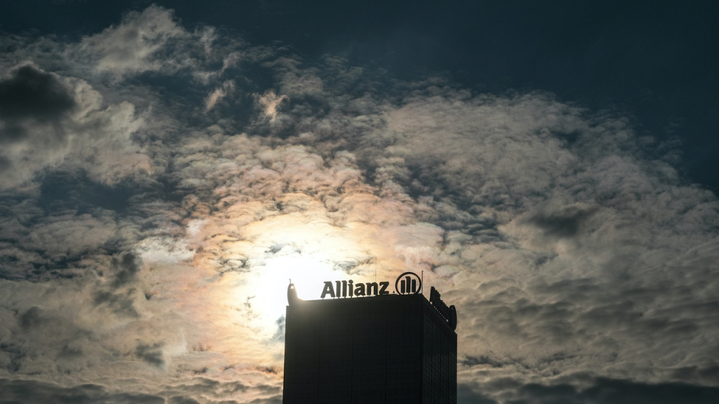 Das Allianz Gebäude aus einer Entfernung, es ist ein Hochhaus im Sonnenaufgang
