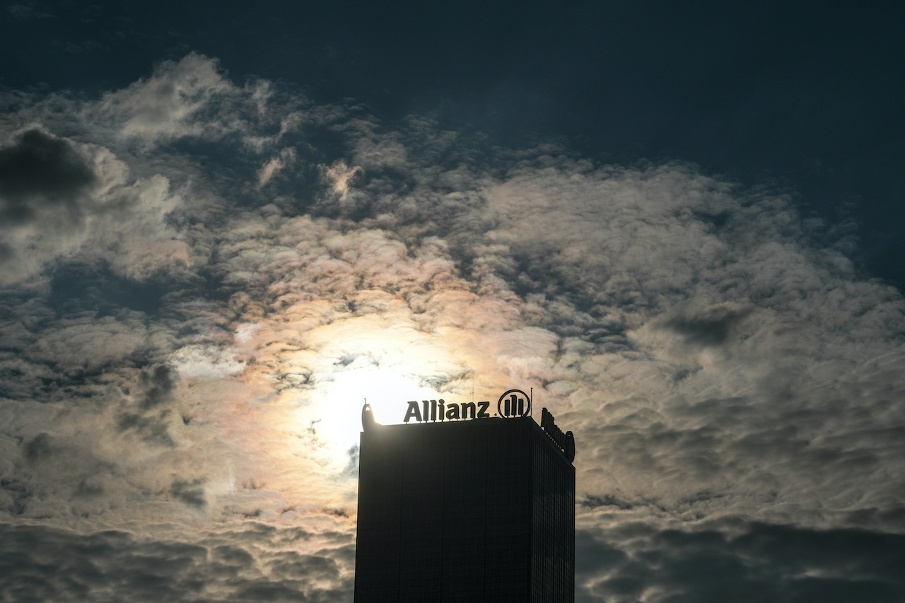 Das Allianz Gebäude aus einer Entfernung, es ist ein Hochhaus im Sonnenaufgang