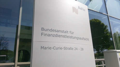 BaFin Logo vor dem Eingang der Behörde in Frankfurt