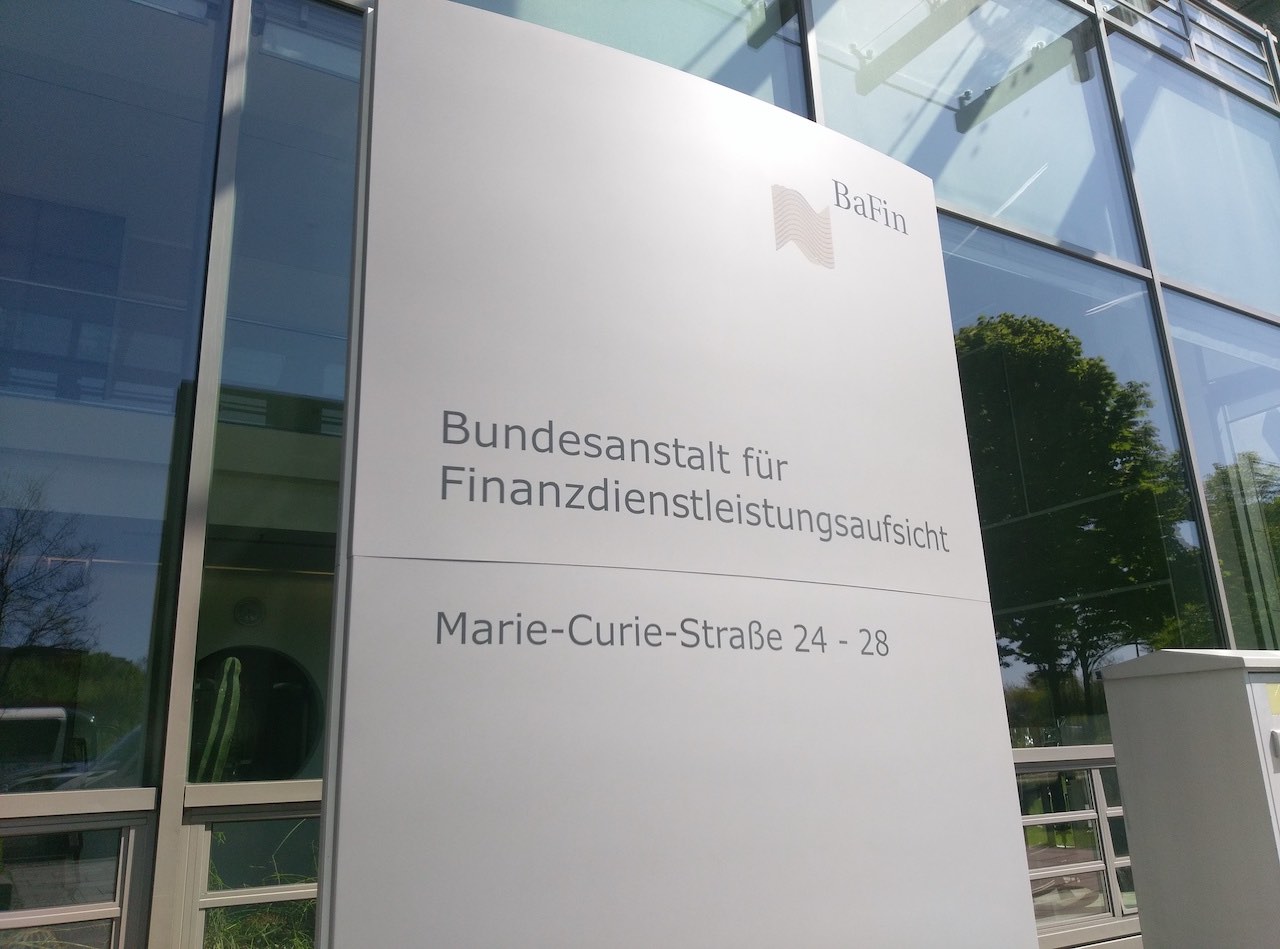 BaFin Logo vor dem Eingang der Behörde in Frankfurt