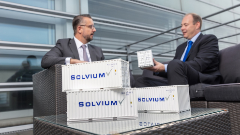 Solvium-Geschäftsführer Marc Schumann und André Wreth mit Miniatur-Containermodellen.