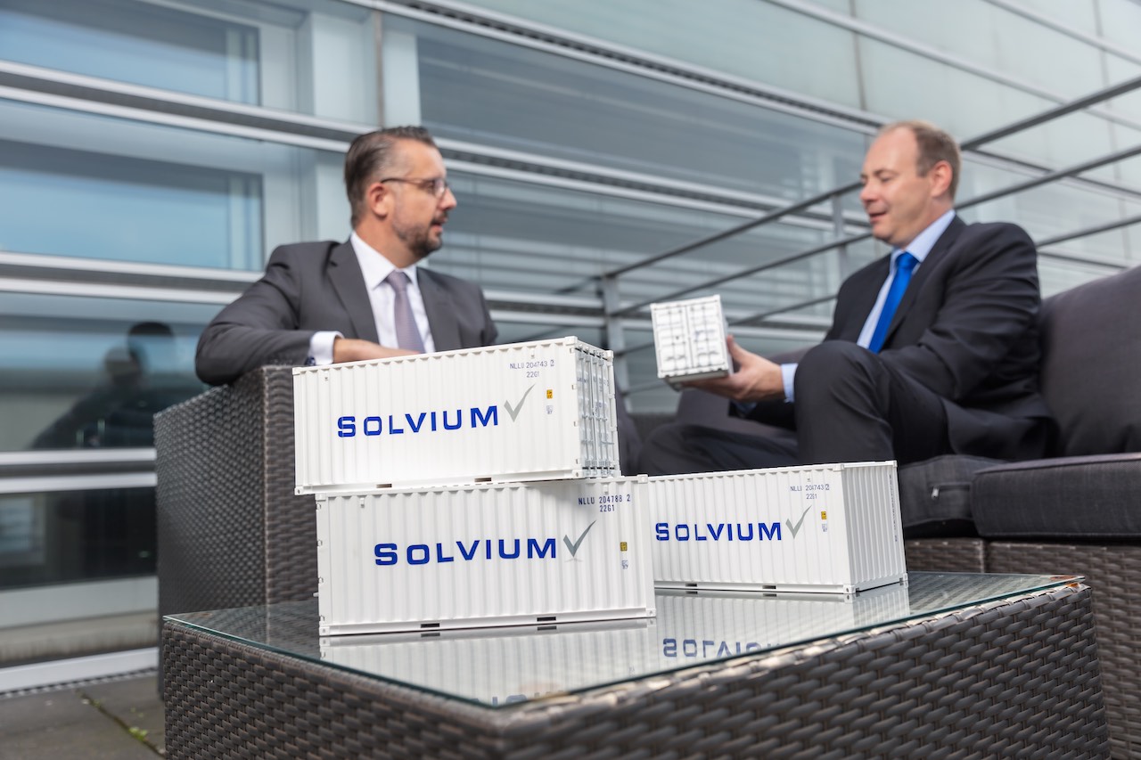 Solvium-Geschäftsführer Marc Schumann und André Wreth mit Miniatur-Containermodellen.