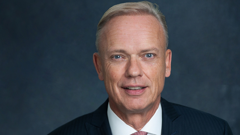 Capital Bay CEO Rolf Engel vor schwarzem Hintergrund