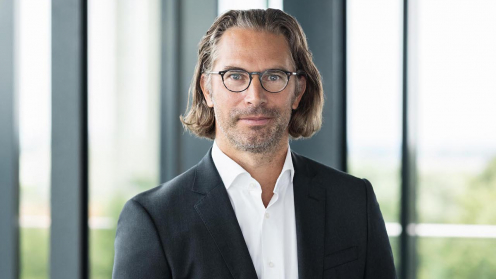 Der neue Paribus Manager Florian Sauer vor Panorama-Fenstern