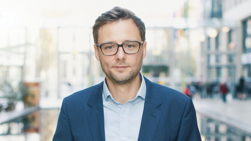 Seedmatch Geschäftsführer Johannes Ranscht vor dem Hintergrund einer Einkaufgspassage