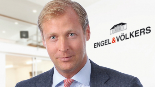 Vorstands-Chef Sven Odia vor dem Engel & Völkers Logo