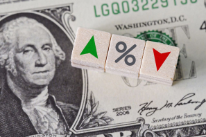 Dollarscheine und darüber ein grüner und ein roter Pfeil und ein Prozentzeichen