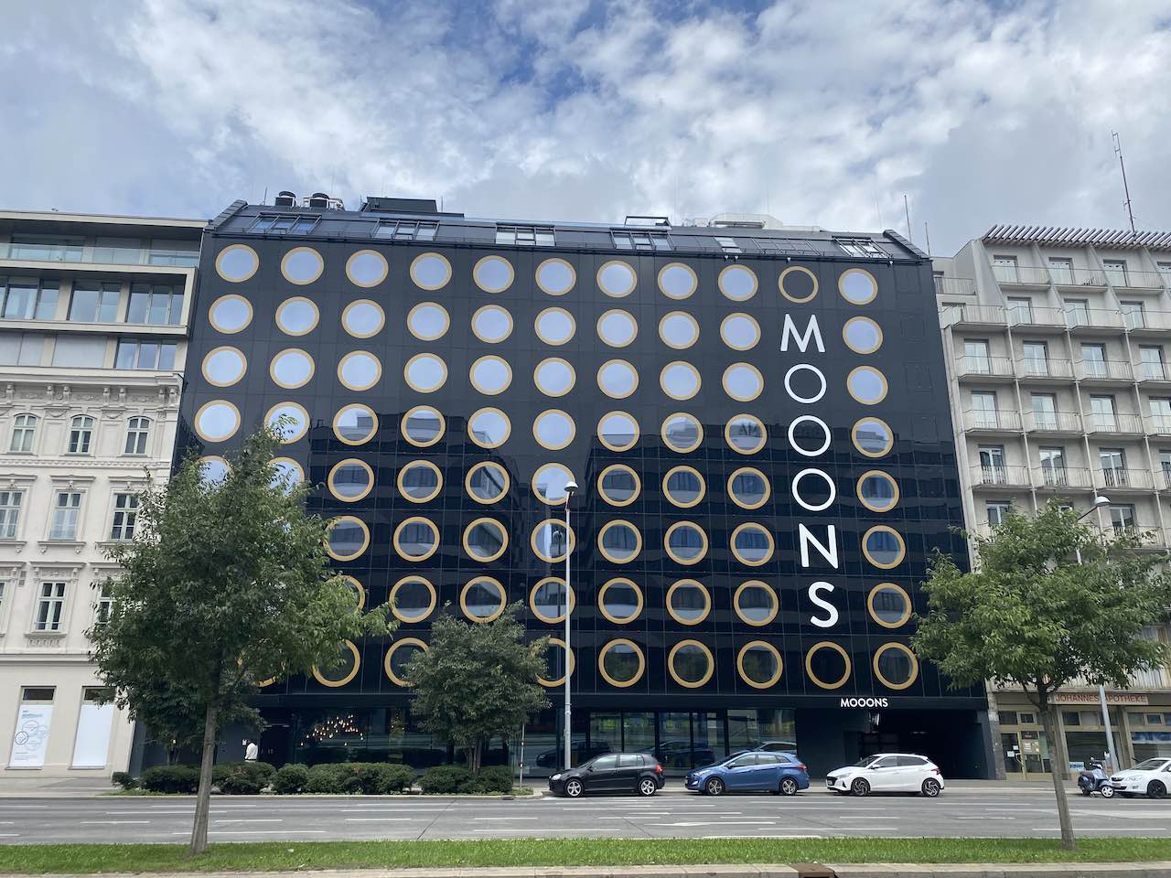 Fassade Mooons des Hotel Wien, das Real I.S. gekauft hat