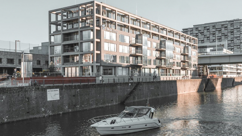 Bürohaus von HIH Invest direkt an einer Kaimauer