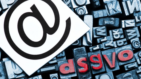 Kürzel DSGVO aus Bleilettern und At-Zeichen, Datenschutz-Grundverordnung