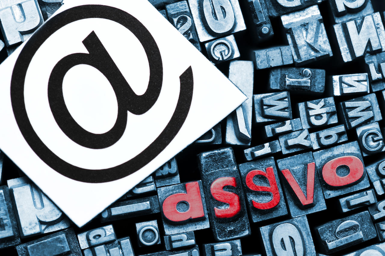 Kürzel DSGVO aus Bleilettern und At-Zeichen, Datenschutz-Grundverordnung
