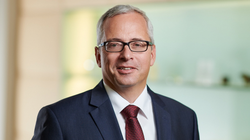 RWB Vorstand Norman Lemke vor einer Glasvitrine